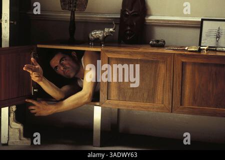 April 2003; London, England, Vereinigtes Königreich; der Schauspieler ROWAN ATKINSON spielt in der Komödie „Johnny English“ unter der Regie von Peter Howitt den dimmköpfigen Johnny English. (Kreditbild: Entertainment Pictures/ZUMAPRESS.com) Stockfoto