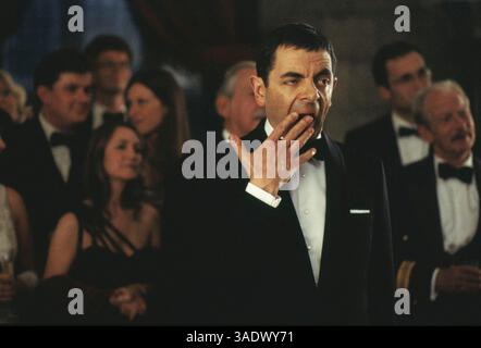 April 2003; London, England, Vereinigtes Königreich; der Schauspieler ROWAN ATKINSON spielt in der Komödie „Johnny English“ unter der Regie von Peter Howitt den dimmköpfigen Johnny English. (Kreditbild: Entertainment Pictures/ZUMAPRESS.com) Stockfoto