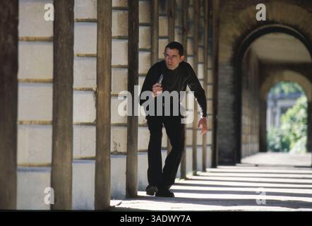 April 2003; London, England, Vereinigtes Königreich; der Schauspieler ROWAN ATKINSON spielt in der Komödie „Johnny English“ unter der Regie von Peter Howitt den dimmköpfigen Johnny English. (Kreditbild: Entertainment Pictures/ZUMAPRESS.com) Stockfoto