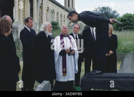 April 2003; London, England, Vereinigtes Königreich; der Schauspieler ROWAN ATKINSON spielt in der Komödie „Johnny English“ unter der Regie von Peter Howitt den dimmköpfigen Johnny English. (Kreditbild: Entertainment Pictures/ZUMAPRESS.com) Stockfoto