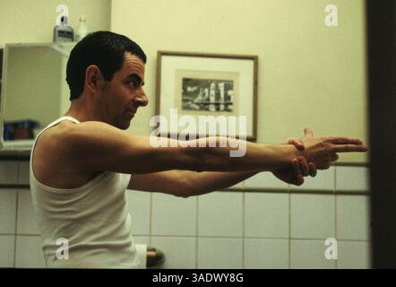April 2003; London, England, Vereinigtes Königreich; der Schauspieler ROWAN ATKINSON spielt in der Komödie „Johnny English“ unter der Regie von Peter Howitt den dimmköpfigen Johnny English. (Kreditbild: Entertainment Pictures/ZUMAPRESS.com) Stockfoto
