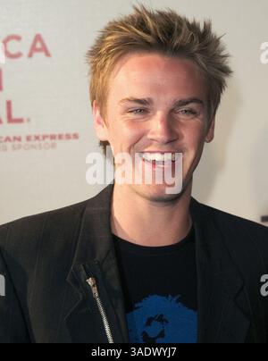Mai 2004; New York, NY, USA; Schauspieler RILEY SMITH kommt zur Vorstellung von „New York Minute“ beim Tribeca Film Festival in New York City. (Kreditbild: Mark Garten/ZUMAPRESS.com) Stockfoto