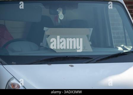 Ein sehr ungewöhnliches Schild auf dem Armaturenbrett eines Van, Grund unbekannt. Stockfoto