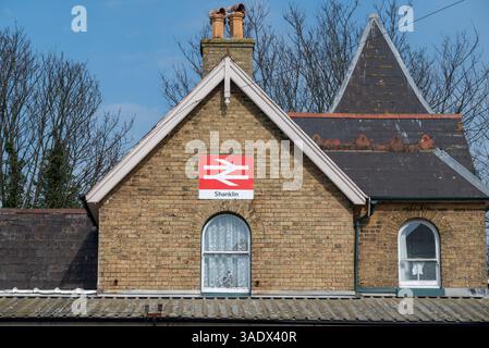 Außenansicht des Bahnhofs Shanklin mit dem Namensschild und dem Symbol der nationalen Bahn. April 2025. Stockfoto