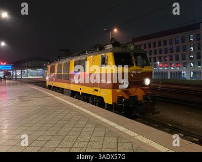 Polnische Elektrolokomotive am Abend am Bahnhof Stockfoto