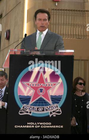 Dezember 2009 - Hollywood, Kalifornien, Vereinigte Staaten - I14541CHW. Oscar-Preisträger James Cameron ausgezeichnet mit Star on the Hollywood Walk of Fame am 6712 Hollywood Blvd, Hollywood, Kalifornien 12-18-2009.GOUVERNEUR ARNOLD SCHWARZENEGGER. 2009 (Kreditbild: Ed Geller/Globe Photos/ZUMAPRESS.com) Stockfoto