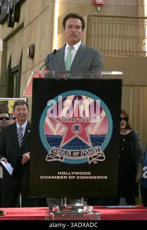 Dezember 2009 - Hollywood, Kalifornien, Vereinigte Staaten - I14541CHW. Oscar-Preisträger James Cameron ausgezeichnet mit Star on the Hollywood Walk of Fame am 6712 Hollywood Blvd, Hollywood, Kalifornien 12-18-2009.GOUVERNEUR ARNOLD SCHWARZENEGGER. 2009 (Kreditbild: Ed Geller/Globe Photos/ZUMAPRESS.com) Stockfoto