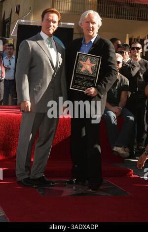 Dezember 2009 - Hollywood, Kalifornien, Vereinigte Staaten - I14541CHW. Oscar-Preisträger James Cameron ausgezeichnet mit Star on the Hollywood Walk of Fame am 6712 Hollywood Blvd, Hollywood, Kalifornien 12-18-2009.GOUVERNEUR ARNOLD SCHWARZENEGGER UND JAMES CAMERON. 2009 (Kreditbild: Ed Geller/Globe Photos/ZUMAPRESS.com) Stockfoto