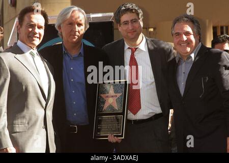 Dezember 2009 - Hollywood, Kalifornien, Vereinigte Staaten - I14541CHW. Oscar-Preisträger James Cameron ausgezeichnet mit Star on the Hollywood Walk of Fame am 6712 Hollywood Blvd, Hollywood, Kalifornien 12-18-2009.GOUVERNEUR ARNOLD SCHWARZENEGGER UND JAMES CAMERON. 2009 (Kreditbild: Ed Geller/Globe Photos/ZUMAPRESS.com) Stockfoto