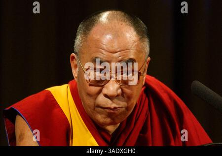 September 2003; New York, NY, USA; seine Heiligkeit der DALAI LAMA besuchte New York City. Er sprach in Guggenheim. (Bild: Dan Herrick/ZUMAPRESS.com) Stockfoto