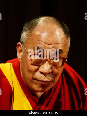 September 2003; New York, NY, USA; seine Heiligkeit der DALAI LAMA besuchte New York City. Er sprach in Guggenheim. (Bild: Dan Herrick/ZUMAPRESS.com) Stockfoto
