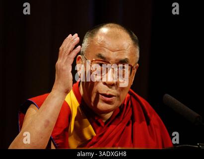 September 2003; New York, NY, USA; seine Heiligkeit der DALAI LAMA besuchte New York City. Er sprach in Guggenheim. (Bild: Dan Herrick/ZUMAPRESS.com) Stockfoto