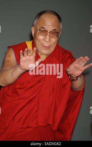 September 2003; New York, NY, USA; seine Heiligkeit der DALAI LAMA besuchte New York City. Er sprach in Guggenheim. (Bild: Dan Herrick/ZUMAPRESS.com) Stockfoto