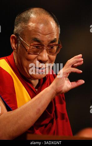September 2003; New York, NY, USA; seine Heiligkeit der DALAI LAMA besuchte New York City. Er sprach in Guggenheim. (Bild: Dan Herrick/ZUMAPRESS.com) Stockfoto