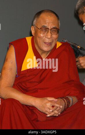 September 2003; New York, NY, USA; seine Heiligkeit der DALAI LAMA besuchte New York City. Er sprach in Guggenheim. (Bild: Dan Herrick/ZUMAPRESS.com) Stockfoto