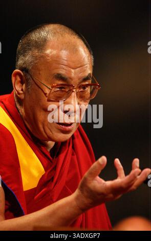 September 2003; New York, NY, USA; seine Heiligkeit der DALAI LAMA besuchte New York City. Er sprach in Guggenheim. (Bild: Dan Herrick/ZUMAPRESS.com) Stockfoto