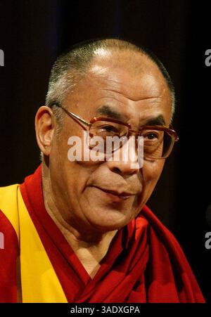 September 2003; New York, NY, USA; seine Heiligkeit der DALAI LAMA besuchte New York City. Er sprach in Guggenheim. (Bild: Dan Herrick/ZUMAPRESS.com) Stockfoto