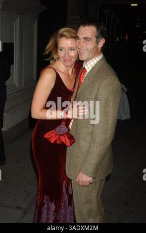 November 2003; New York, NY, USA; EMMA THOMPSON mit Ehemann GREG WISE auf der Afterparty zu „Love, Actual“, die im Metropolitan Club stattfand. . (Bild: Dan Herrick/ZUMAPRESS.com) Stockfoto