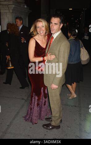 November 2003; New York, NY, USA; EMMA THOMPSON mit Ehemann GREG WISE auf der Afterparty zu „Love, Actual“, die im Metropolitan Club stattfand. . (Bild: Dan Herrick/ZUMAPRESS.com) Stockfoto