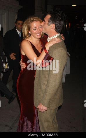 November 2003; New York, NY, USA; EMMA THOMPSON mit Ehemann GREG WISE auf der Afterparty zu „Love, Actual“, die im Metropolitan Club stattfand. . (Bild: Dan Herrick/ZUMAPRESS.com) Stockfoto