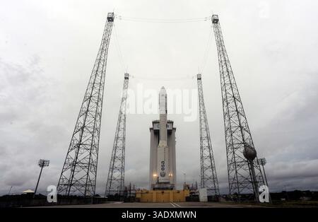 26. Januar 2012 - Kourou, Französisch-Guayana - die neue Vega-Rakete der ESA ist nun vollständig auf ihrem Startplatz montiert. Die letzten Vorbereitungen für den Erstflug der Rakete sind in vollem Gange. Der Flug VVV01 startet vom neuen Vega-Startplatz am europäischen Weltraumbahnhof in Kourou, Französisch-Guayana, und bringt neun Satelliten in die Umlaufbahn, den LARES-Laser-Relativitätssatelliten und ALMASat-1 von ASI mit sieben CubeSats von europäischen Universitäten. (Bild: © S. Corvaja/ESA/ZUMAPRESS.com) Stockfoto