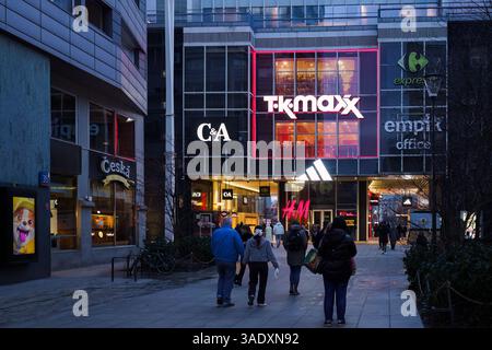 Warschau, Polen. Am 27. Januar 2025 spazieren die Leute am Abend durch das Einkaufsviertel Stockfoto