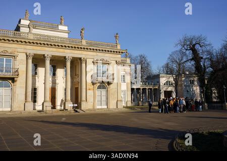 Warschau, Polen. Am 27. Januar 2025 versammeln sich die Besucher an einem sonnigen Wintertag vor dem Lazienki-Palast Stockfoto