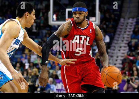 29. Januar 2012: Atlanta Hawks macht Stürmer Josh Smith Platz 5 gegen die New Orleans Hornets und Gustavo Ayon Platz 15 während des NBA-Basketballspiels zwischen den New Orleans Hornets und den Atlanta Hawks in der New Orleans Arena in New Orleans, LA. (Bild: © Jonathan Bachman/Cal Sport Media/ZUMAPRESS.com) Stockfoto