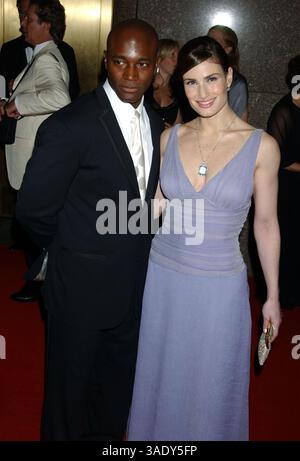 Juni 2004; New York, NY, USA; TAYE DIGGS und IDINA MENZEL kamen bei den 58. jährlichen Tony Awards, die in der Radio City Music Hall stattfanden. Idina gewann den Titel Best Performance in a Musical der Hauptdarstellerin. (Bild: Dan Herrick/ZUMAPRESS.com) Stockfoto