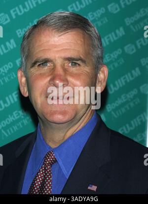 Mai 2002; New York, NY, USA; OLIVER NORTH wirbt für sein neues Buch „Mission kompromittiert“ auf der Book Expo America 2002 im Jacob Javits Center. (Bild: Nancy Kaszerman/ZUMAPRESS.com) Stockfoto
