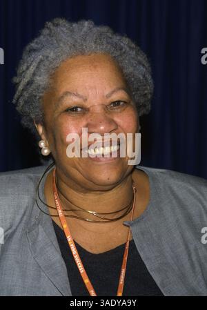 Mai 2002; New York, NY, USA; Autorin TONI MORRISON wirbt für ihr neues Buch „The Book of Mean People“ bei der Book Expo America 2002 im Jacob Javits Center. (Bild: Nancy Kaszerman/ZUMAPRESS.com) Stockfoto