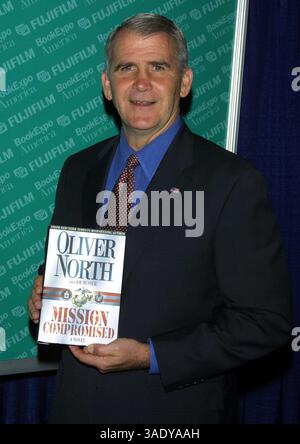 Mai 2002; New York, NY, USA; OLIVER NORTH wirbt für sein neues Buch „Mission kompromittiert“ auf der Book Expo America 2002 im Jacob Javits Center. (Bild: Nancy Kaszerman/ZUMAPRESS.com) Stockfoto
