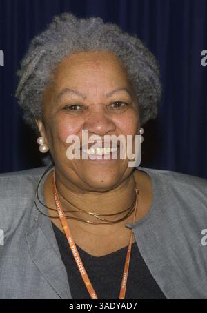 Mai 2002; New York, NY, USA; Autorin TONI MORRISON wirbt für ihr neues Buch „The Book of Mean People“ bei der Book Expo America 2002 im Jacob Javits Center. (Bild: Nancy Kaszerman/ZUMAPRESS.com) Stockfoto