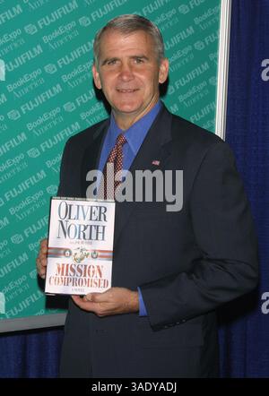 Mai 2002; New York, NY, USA; OLIVER NORTH wirbt für sein neues Buch „Mission kompromittiert“ auf der Book Expo America 2002 im Jacob Javits Center. (Bild: Nancy Kaszerman/ZUMAPRESS.com) Stockfoto