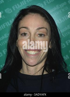 Mai 2002; New York, NY, USA; die ehemalige Hollywood-Madame HEIDI FLEISS wirbt für ihr neues Buch 'pandering' bei der Book Expo America 2002 Messe im Jacob Javits Center. (Bild: Nancy Kaszerman/ZUMAPRESS.com) Stockfoto