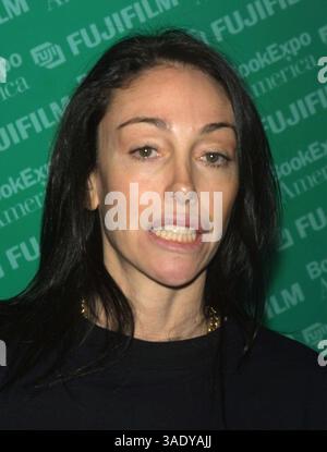 Mai 2002; New York, NY, USA; die ehemalige Hollywood-Madame HEIDI FLEISS wirbt für ihr neues Buch 'pandering' bei der Book Expo America 2002 Messe im Jacob Javits Center. (Bild: Nancy Kaszerman/ZUMAPRESS.com) Stockfoto
