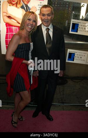 Mai 2003; New York, NY, USA; Schauspieler TONY RANDALL und seine Frau HEATHER HARLAN bei der Weltpremiere von „Down with Love“, die während der Eröffnungsnacht des Tribeca Film Festivals stattfand. (Bild: Nancy Kaszerman/ZUMAPRESS.com) Stockfoto
