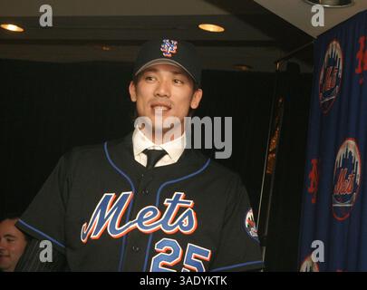 Dezember 2003; New York, NY, USA; der japanische Baseballspieler KAZUO MATSUI gab auf einer Pressekonferenz bekannt, dass er einen Vertrag über 20 Millionen Dollar unterschrieb, um Shortshop bei den New York Mets zu spielen. (Bild: Nancy Kaszerman/ZUMAPRESS.com) Stockfoto