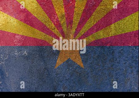 Bundesflagge Arizona. Schmutzige Arizona-Staatsflagge auf rostiger Metalloberfläche. Rostiges Metall Stockfoto