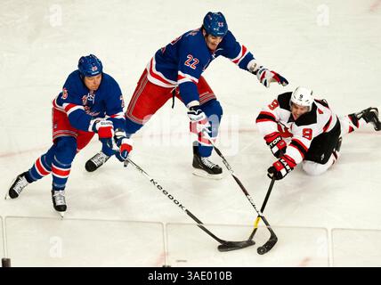 7. Februar 2012: Brian Boyle (22) und Rusian Fedotenko (26) kämpfen um die Kontrolle über den Puck aus dem Zentrum der Devils Zach Parise (9) während der NHL-Action im Madison Square Garden in Manhattan, New York, zwischen den New York Rangers und den New Jersey Devils. (Bild: © Duncan Williams/Cal Sport Media/ZUMAPRESS.com) Stockfoto
