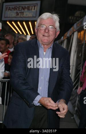 Juni 2004; New York, NY, USA; ehemaliger Talkshow-Moderator PHIL DONAHUE bei der Sondervorführung für 'Fahrenheit 9/11' im Zeigfeld Theater. (Bild: Nancy Kaszerman/ZUMAPRESS.com) Stockfoto