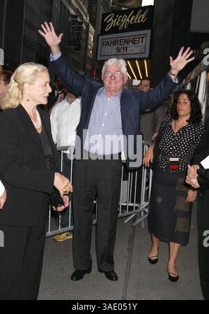 Juni 2004; New York, NY, USA; der ehemalige Talkshow-Moderator PHIL DONAHUE und die Schauspielerin LAUREN BACALL bei der Sondervorführung für 'Fahrenheit 9/11' im Zeigfeld Theater. (Bild: Nancy Kaszerman/ZUMAPRESS.com) Stockfoto