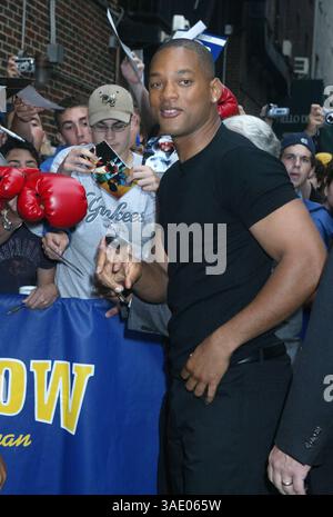 Juli 2004; New York, NY, USA; Schauspieler WILL SMITH kommt zu seinem Auftritt in The Late Show with David Letterman. (Bild: Nancy Kaszerman/ZUMAPRESS.com) Stockfoto