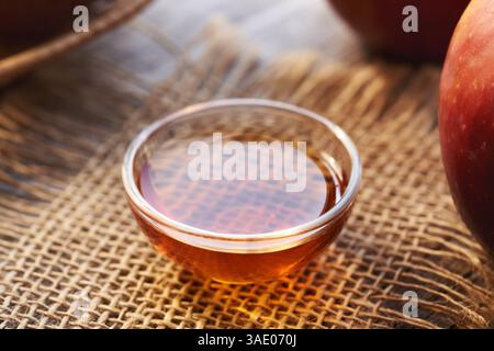 Eine Schüssel mit Apfelessig Stockfoto