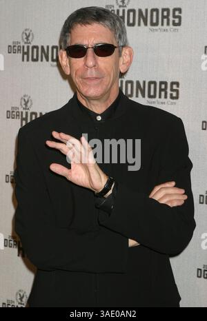 September 2004; New York, NY, USA; Schauspieler RICHARD BELZER bei der Ankunft der 5. jährlichen DGA-Auszeichnung im Waldorf Astoria Hotel. (Bild: Nancy Kaszerman/ZUMAPRESS.com) Stockfoto