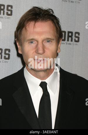 September 2004; New York, NY, USA; Schauspieler LIAM NEESON bei der Ankunft der 5. jährlichen DGA-Auszeichnung im Waldorf Astoria Hotel. (Bild: Nancy Kaszerman/ZUMAPRESS.com) Stockfoto