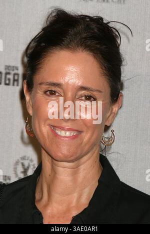 September 2004; New York, NY, USA; Direktorin JUDY TAYMOR bei den Ankunftspunkten für die 5. jährlichen DGA-Auszeichnungen im Waldorf Astoria Hotel. (Bild: Nancy Kaszerman/ZUMAPRESS.com) Stockfoto