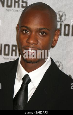 September 2004; New York, NY, USA; Comedian DAVE CHAPPELLE bei der Ankunft der 5. jährlichen DGA-Auszeichnung im Waldorf Astoria Hotel. (Bild: Nancy Kaszerman/ZUMAPRESS.com) Stockfoto
