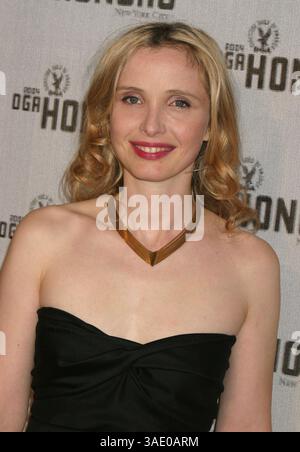 September 2004; New York, NY, USA; Schauspielerin JULIE DELPY bei der Ankunft der 5. jährlichen DGA-Auszeichnung im Waldorf Astoria Hotel. (Bild: Nancy Kaszerman/ZUMAPRESS.com) Stockfoto