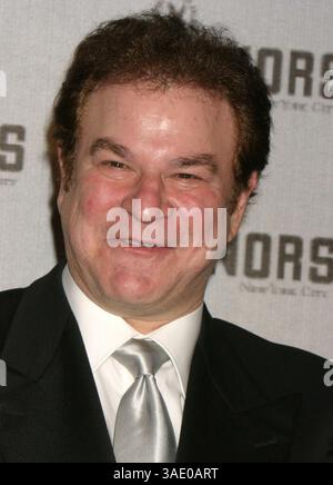 September 2004; New York, NY, USA; Schauspieler ROBERT WUHL bei der Ankunft der 5. jährlichen DGA-Auszeichnung im Waldorf Astoria Hotel. (Bild: Nancy Kaszerman/ZUMAPRESS.com) Stockfoto